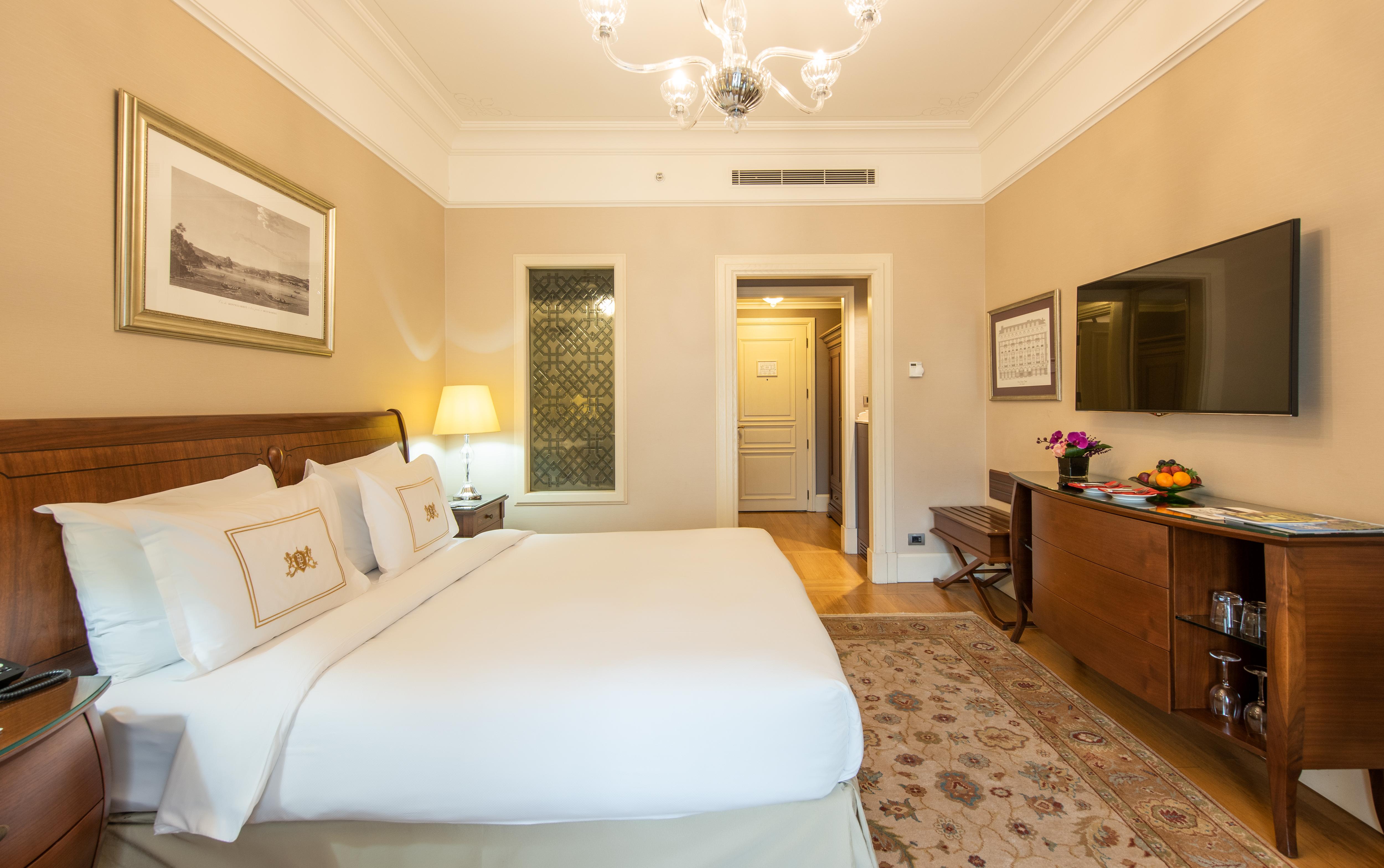 Pera Palace Hotel Provincia di Provincia di Istanbul Esterno foto A bedroom at the hotel