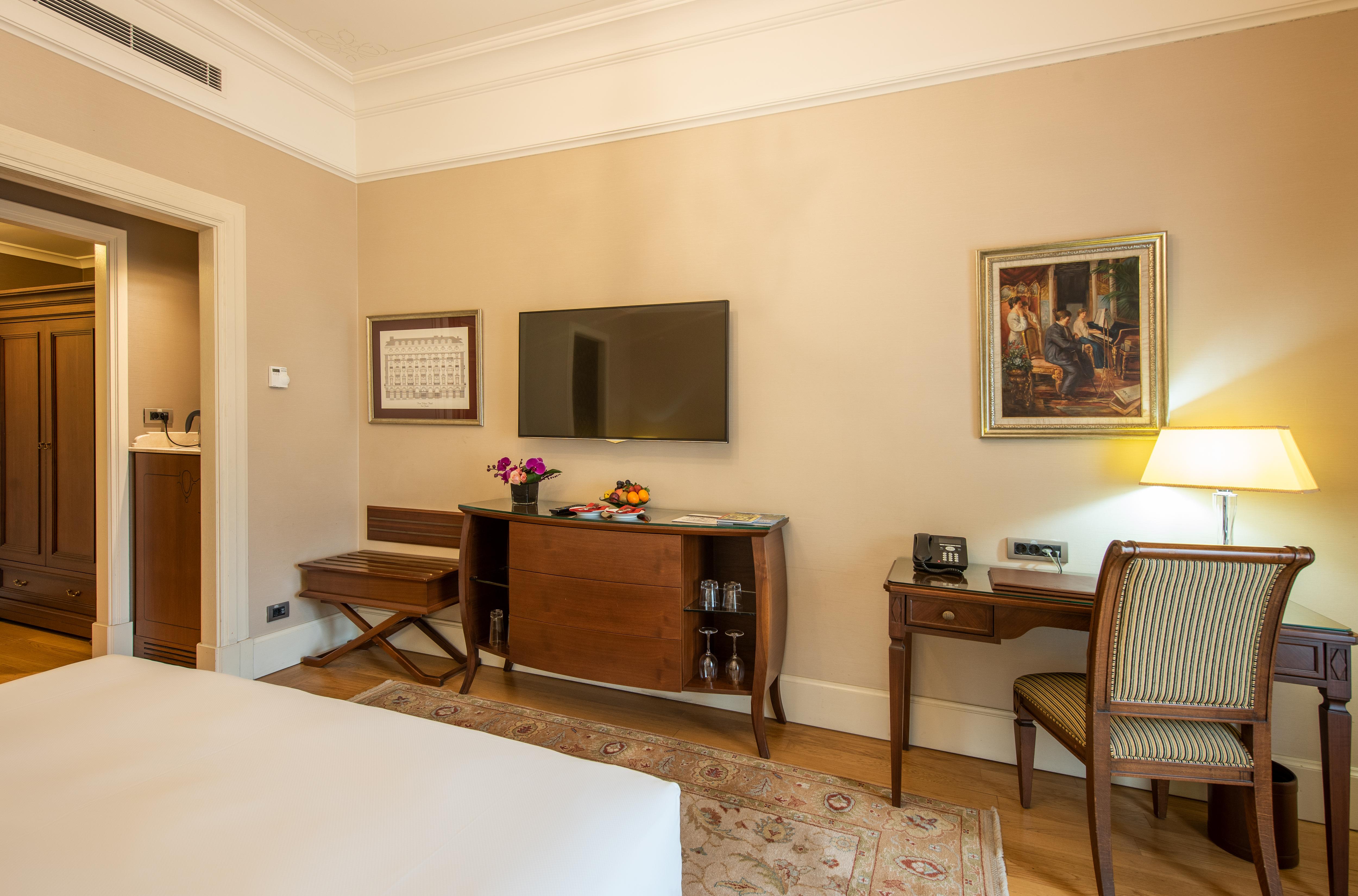 Pera Palace Hotel Provincia di Provincia di Istanbul Esterno foto A room at the hotel
