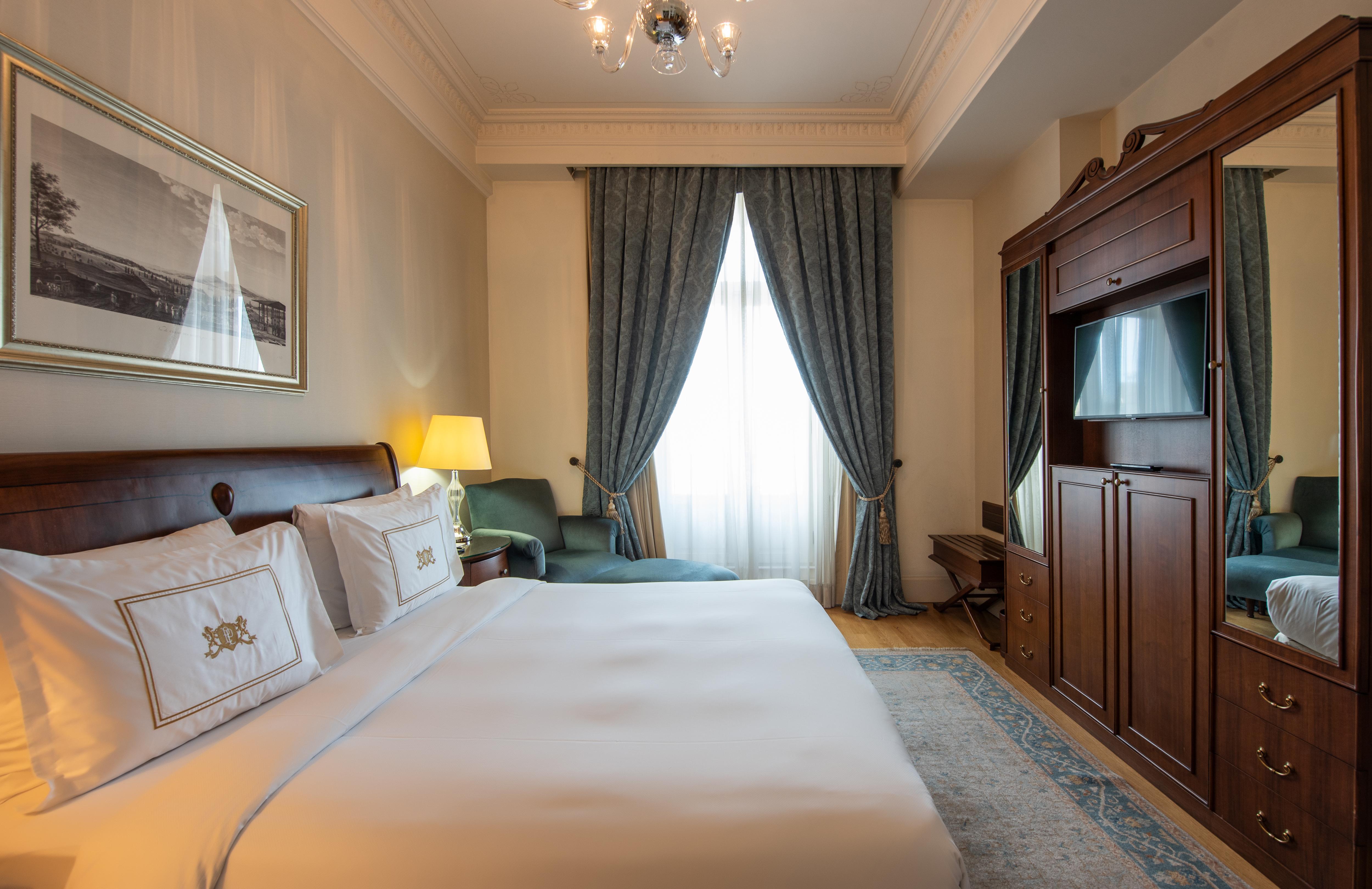 Pera Palace Hotel Provincia di Provincia di Istanbul Esterno foto A bedroom at the hotel