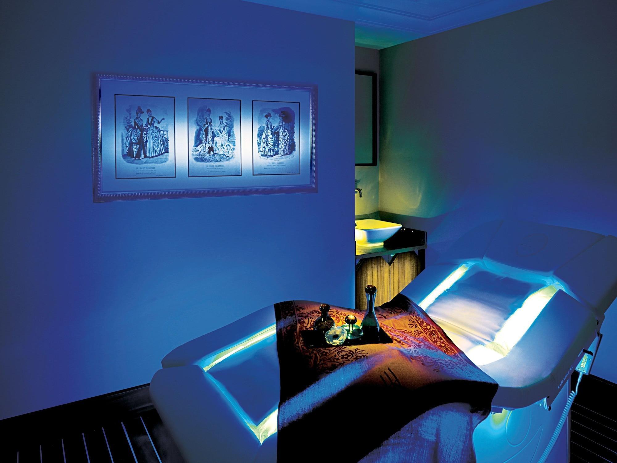 Pera Palace Hotel Provincia di Provincia di Istanbul Esterno foto A room illuminated with blue light