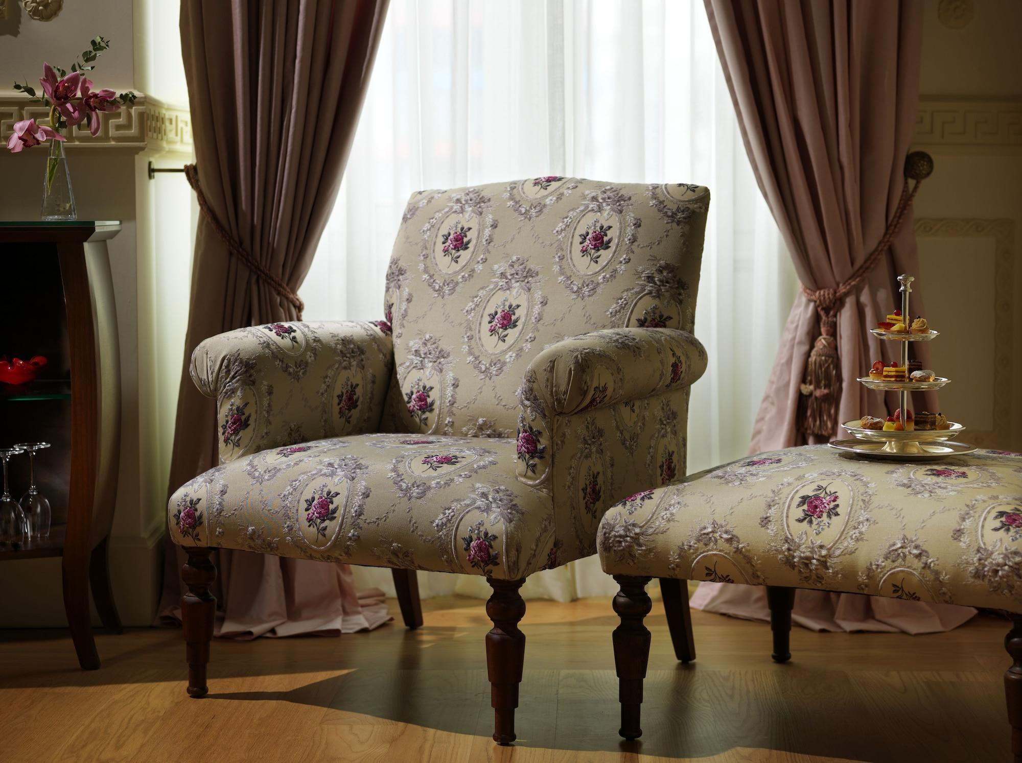 Pera Palace Hotel Provincia di Provincia di Istanbul Esterno foto A chintz-covered chair