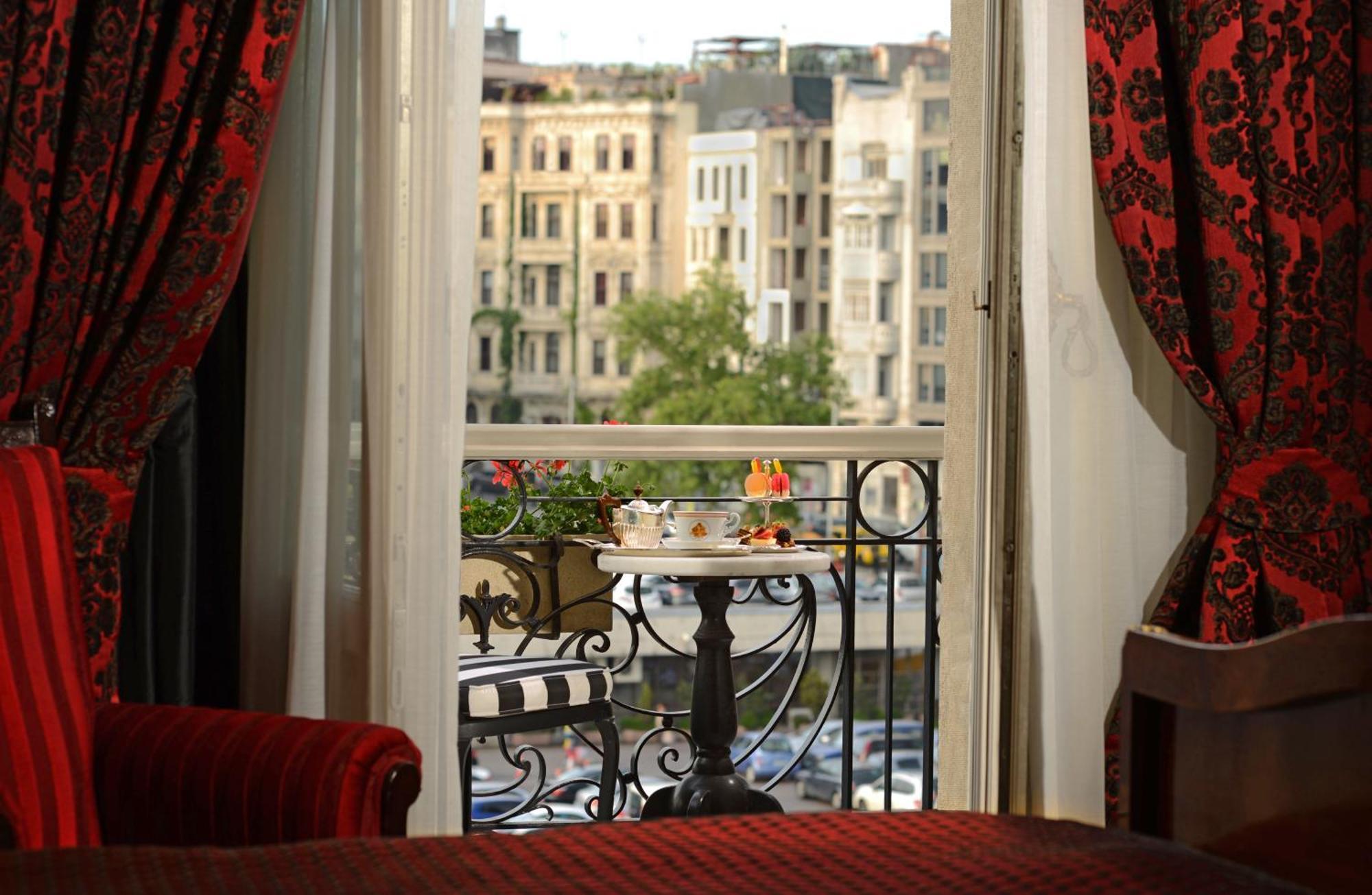 Pera Palace Hotel Provincia di Provincia di Istanbul Esterno foto A typical room at the hotel