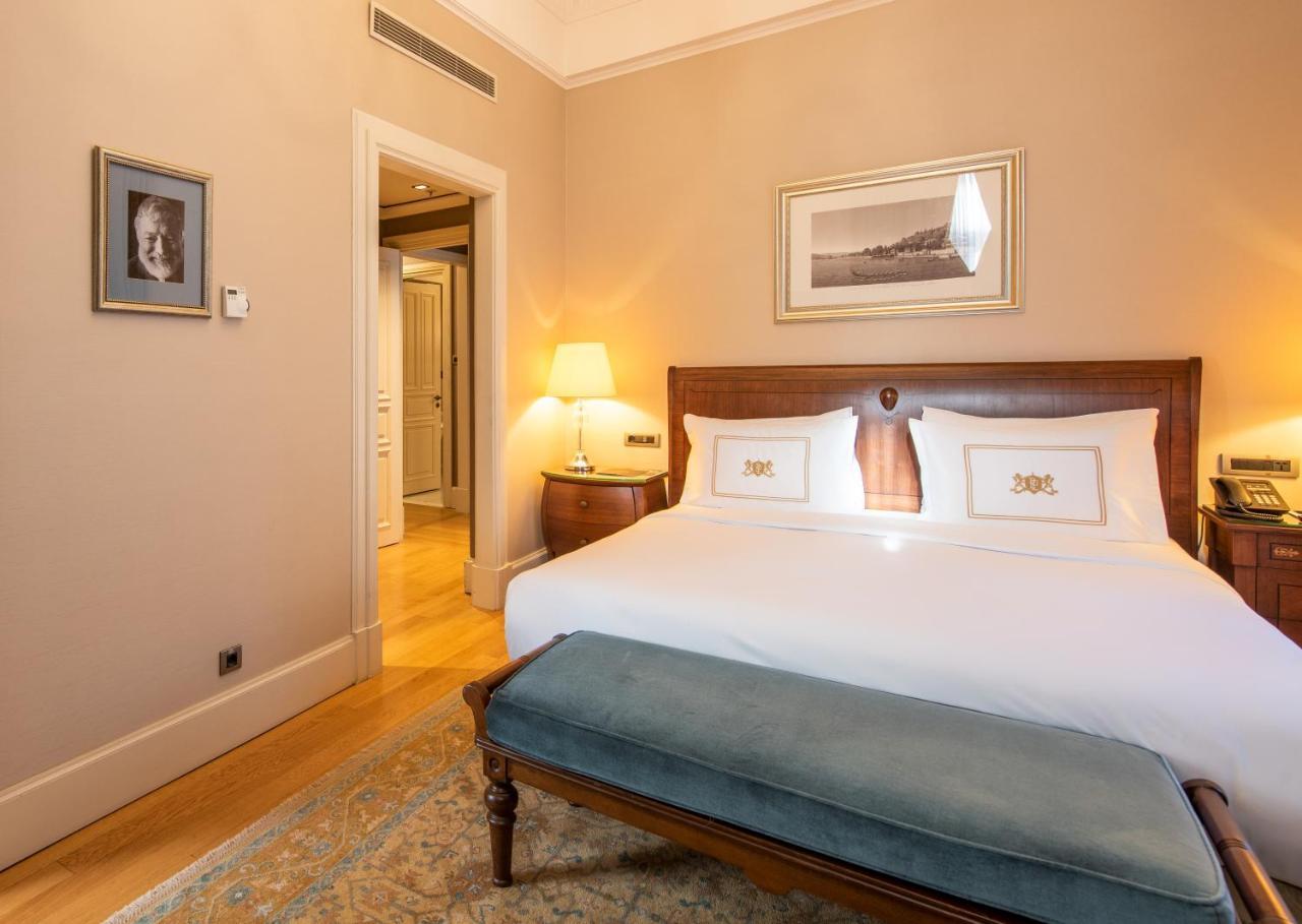 Pera Palace Hotel Provincia di Provincia di Istanbul Esterno foto A bedroom at the hotel