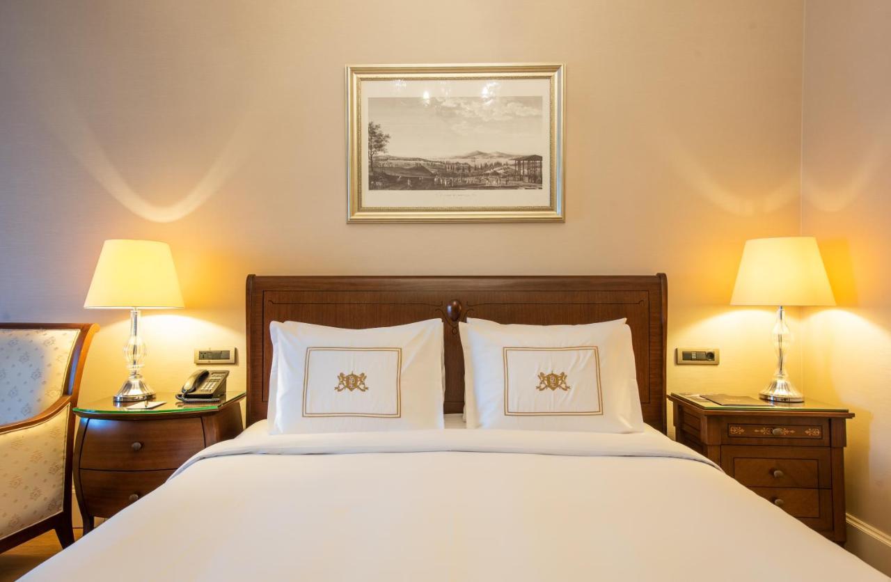 Pera Palace Hotel Provincia di Provincia di Istanbul Esterno foto A bedroom at the hotel
